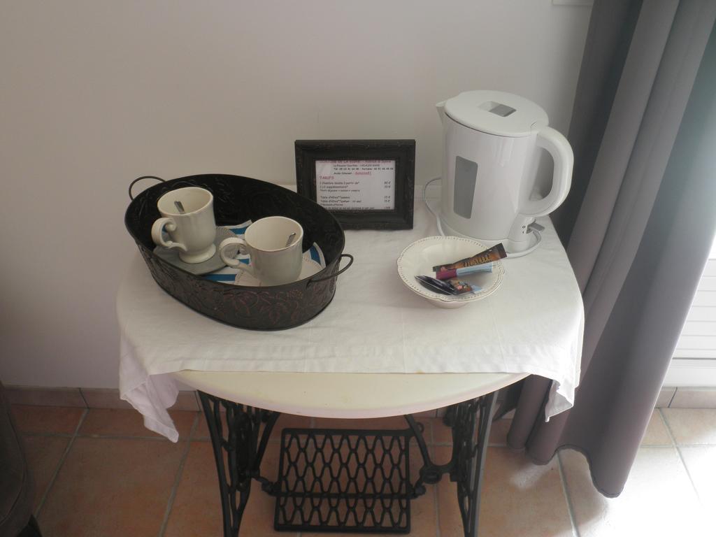 Domaine De La Vigne Bed and Breakfast Cadalen Exteriör bild